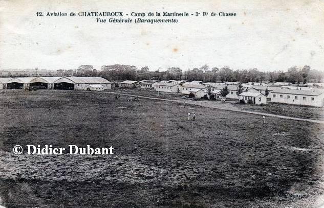 Piste, baraquements de bois et hangars du 3e R.A.C. à Châteauroux 