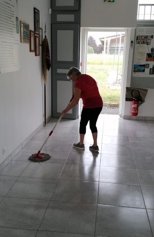 Chantal lave le sol de la salle Armée de Terre