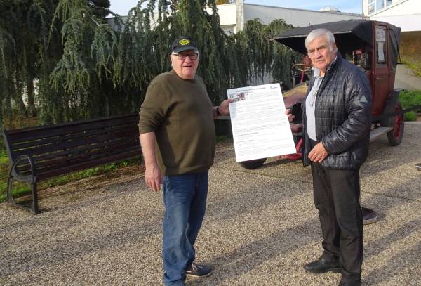 “Les Amis de La Martinerie” offering a presentation panel of the Marne taxi to Jacques Bauché, owner of the Taxi