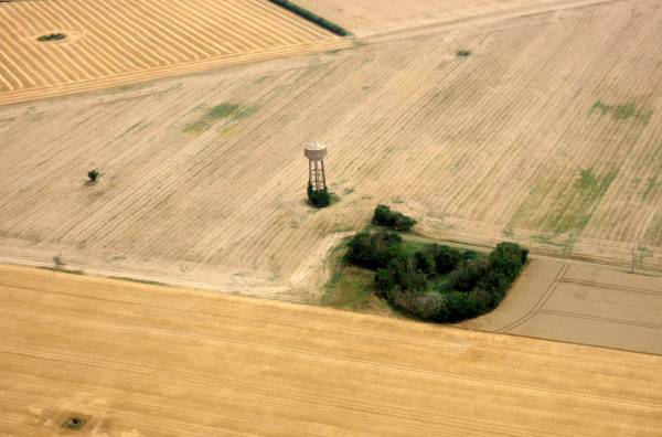 The only remnant of the Vineuil airfield (36) visible from the Châteauroux Levroux road