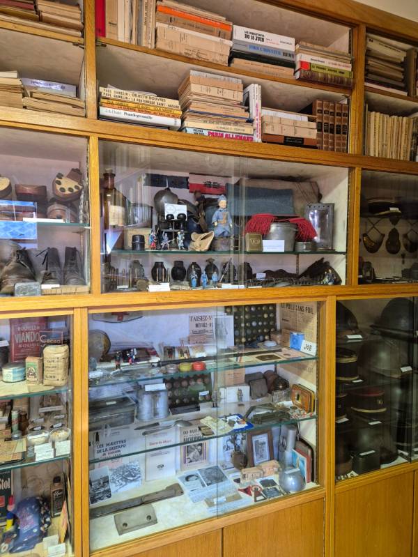 Une petite partie des objets et documents offerts par madame Petit