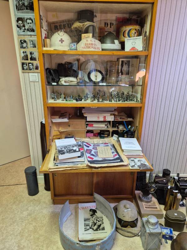 Une petite partie des objets et documents offerts par madame Petit