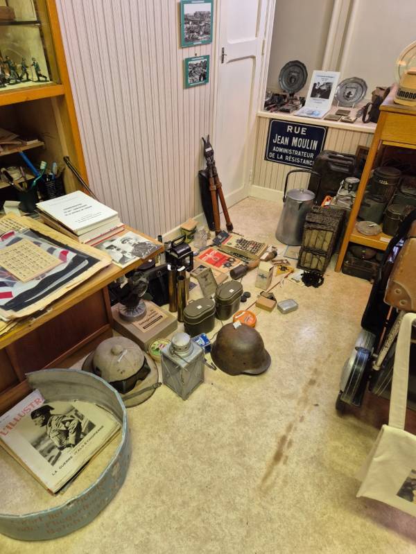 Une petite partie des objets et documents offerts par madame Petit