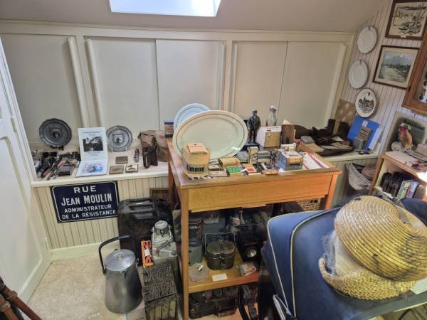 Une petite partie des objets et documents offerts par madame Petit