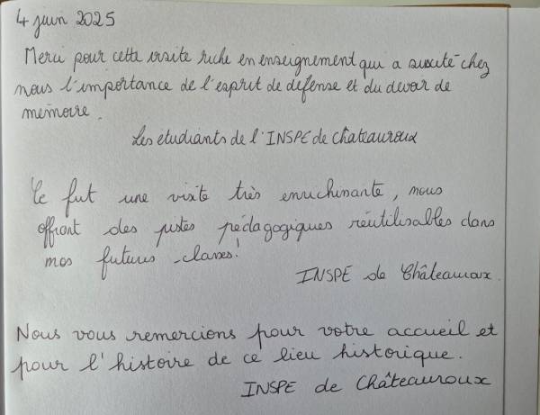 Un représentant par groupe sur le livre d’or